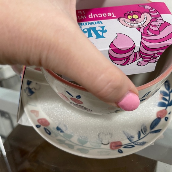Disney Alice in Wonderland in Rose Garden Ceramic Tea Cup & Saucer Set NWT - Picture 4 of 7